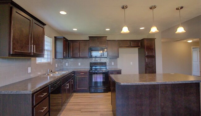 Foto del edificio - Willard School District - 3 bedroom home with a fenced in yard