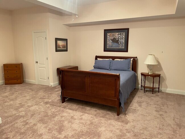 Dormitorio de 500 pies cuadrados - 7820 Kensington Manor Ln