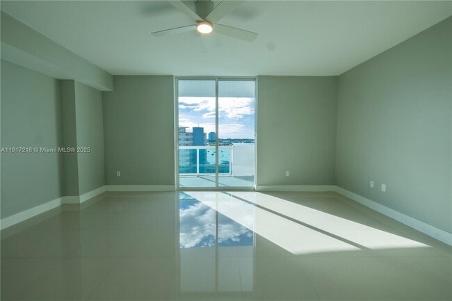 Foto del edificio - 7900 Harbor Island Dr