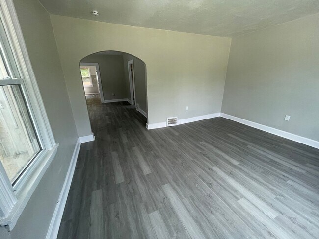 Building Photo - SECTION 8 and EDEN Accepted! Spacious, New...