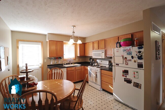 Foto del edificio - Lovely 2 Bedroom Split Level Home in NW Li...