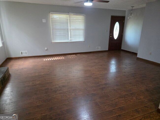 Foto del edificio - 214 Candler Rd