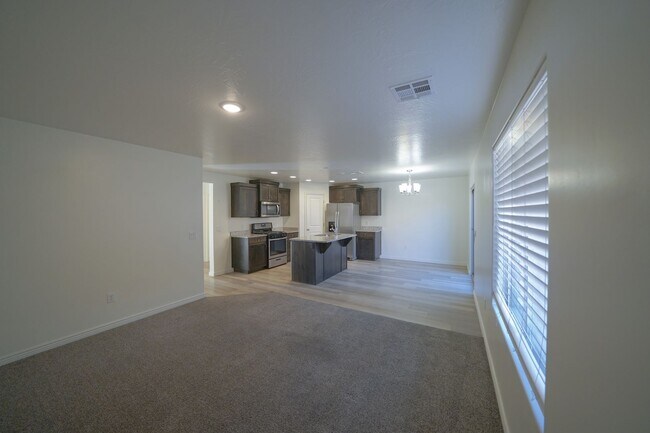 Foto del edificio - Spacious Townhome for Rent – Prime Location!