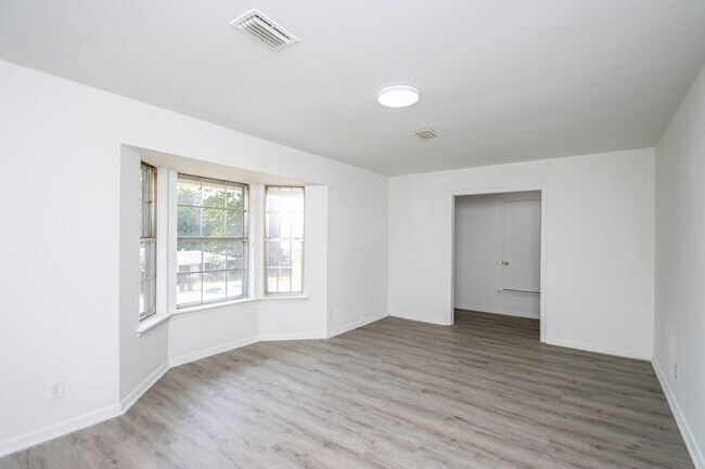 Building Photo - 7706 Leawood Blvd