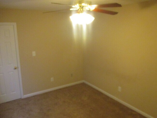 Foto del edificio - Stunning four bedroom two and a half bath home located in Brookstone subdivision. Covered front p...