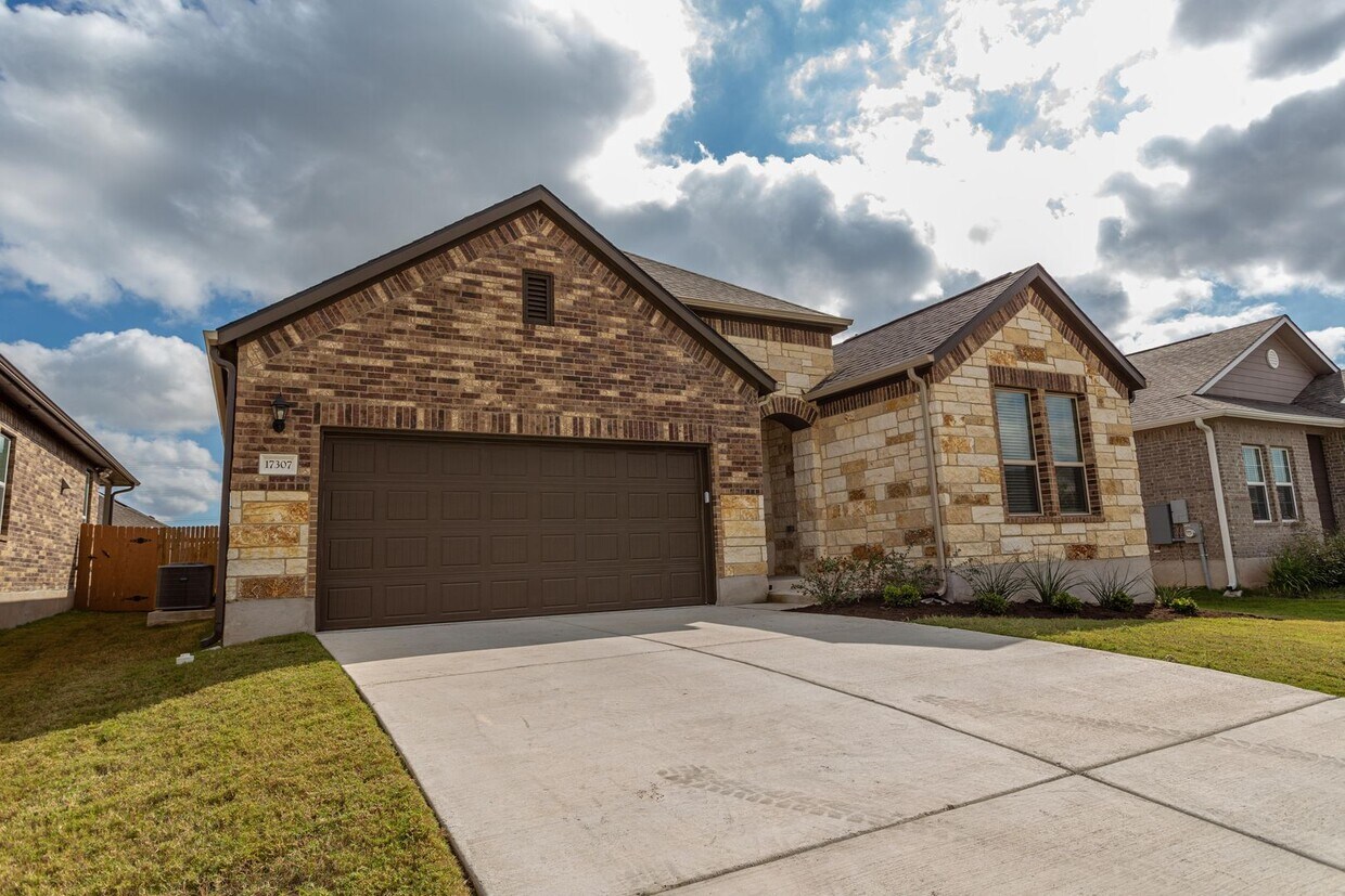 Foto principal - Luxurious Newer Construction 3-Bedroom Hom...
