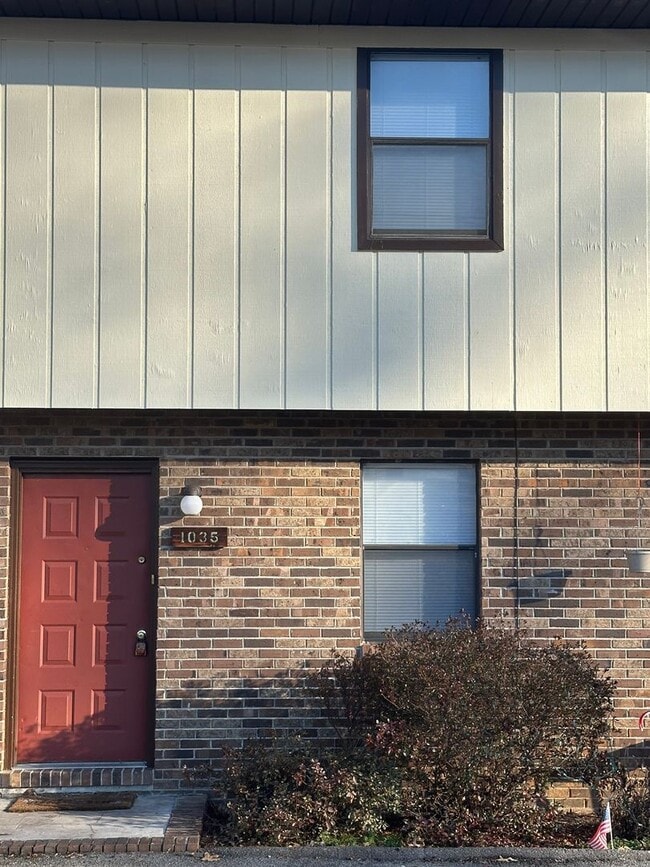 Building Photo - 2 Bedrooms 1.5 baths Townhouse, Kingsport TN