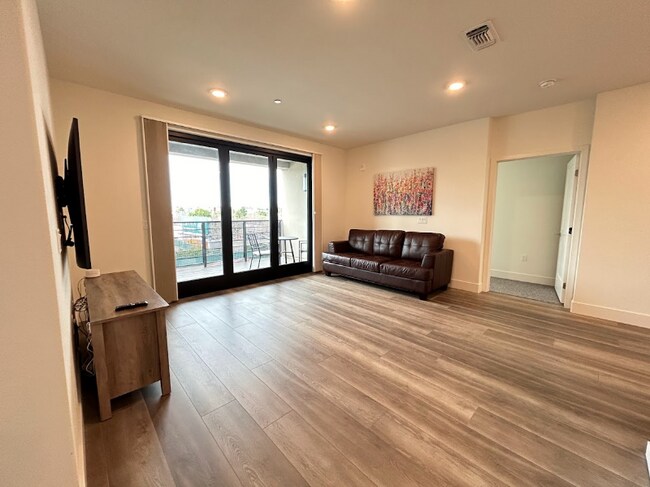 Building Photo - 3578 Rambla Pl
