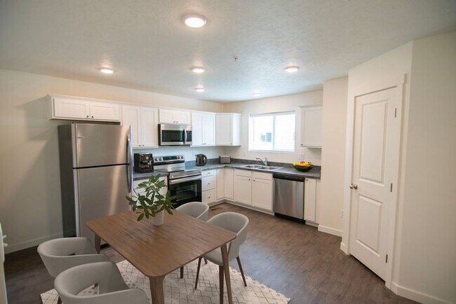 Building Photo - ***FIRST MONTH'S RENT FREE FOR AUGUST*** G...