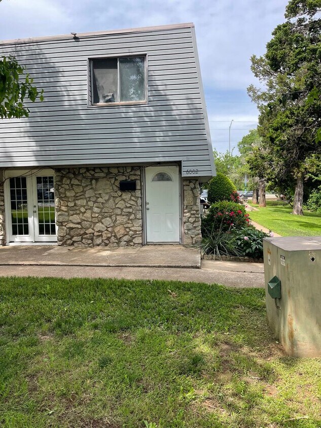 Foto principal - 3 Bedroom, 2 1/2 bath, 2 story condo for r...