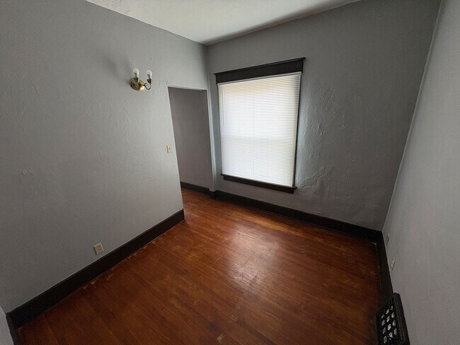 Building Photo - Large Kitchen, Hardwood Floors, Laundry included