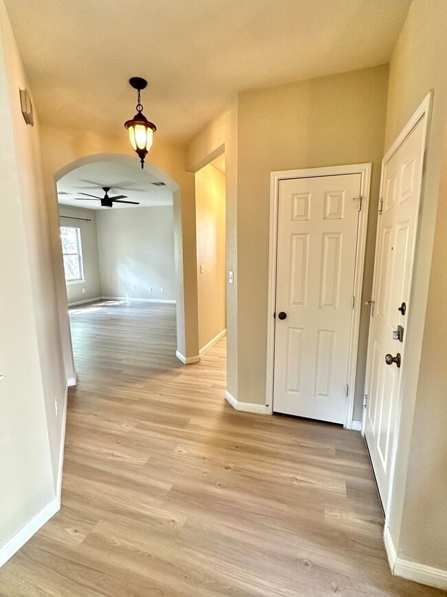 Building Photo - Stunning 4-Bedroom Home in the Desirable S...