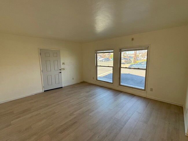 Building Photo - Updated 1-Bedroom Duplex with Lovely Priva...