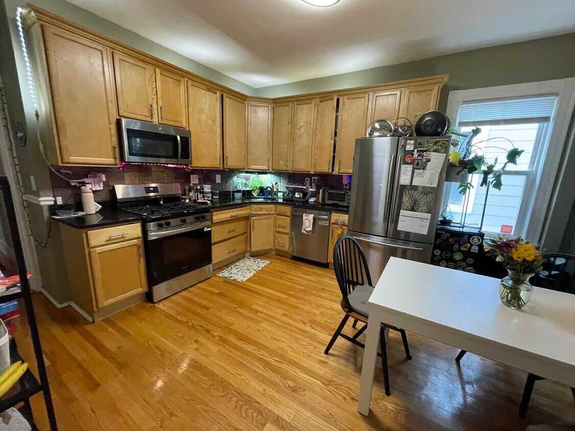 Primary Photo - 23 Forest Hills St