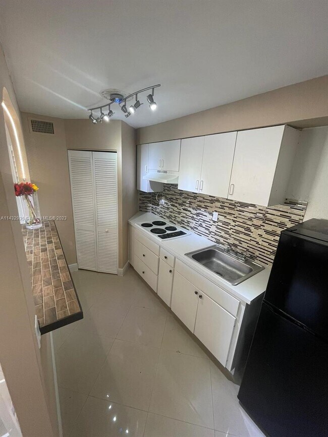 Foto del edificio - 3000 SW 23rd St