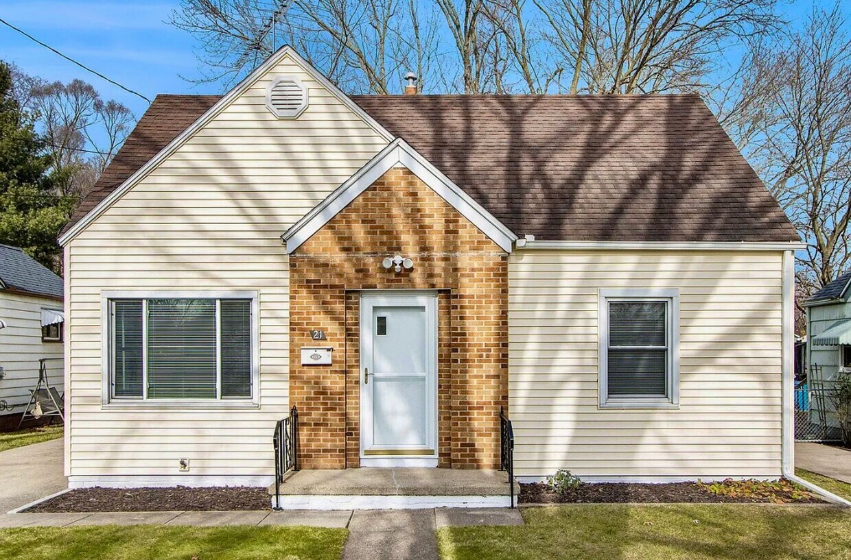 Foto principal - Three Bedroom Home in Battle Creek!
