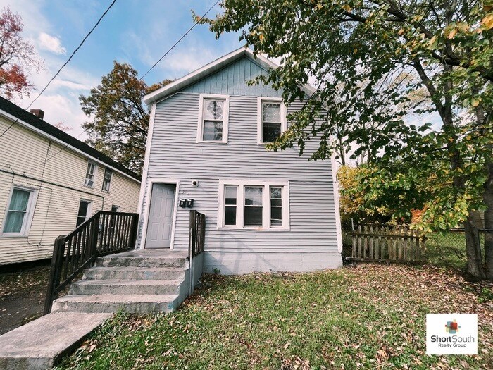 Building Photo - Upper 3 Bed 1 Bath Apartment For-Rent off ...