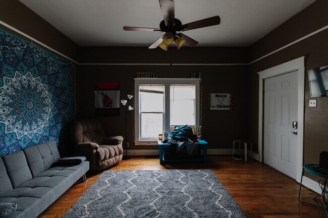 Foto del edificio - Preleasing for August 2026! 3 Bedroom, 1 bathroom, Pet-Friendly with In-Unit Washer & Dryer!