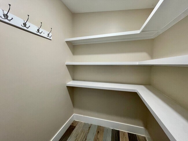 Foto del edificio - 2 bedroom remodel, with bonus room!