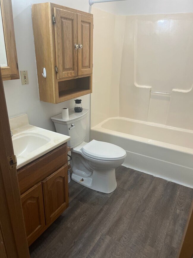 Building Photo - Remodeled 2 Bedroom