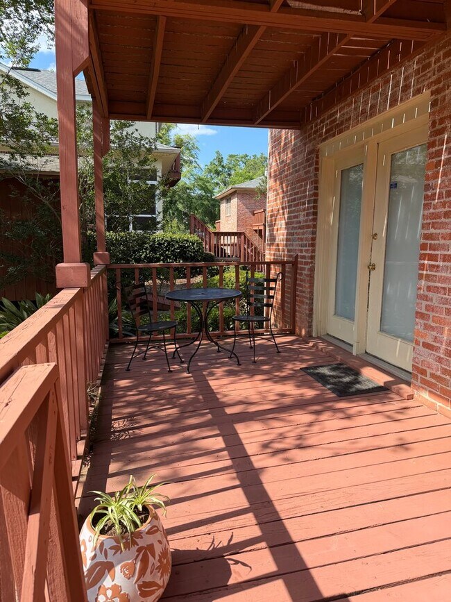 Foto del edificio - Large Studio Condo Downtown Walking Distance to the Florida State Capitol
