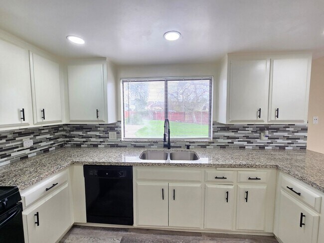 Foto del edificio - Pool Home – 3 Bed | 3 Bath | 1,625 Sq Ft