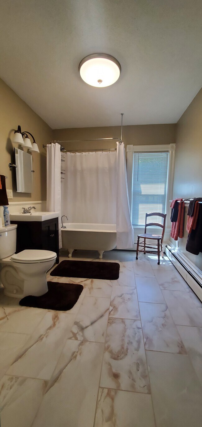 Clawfoot soaking tub - 413 1st St NW