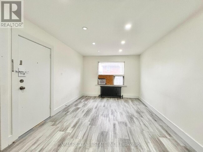 Building Photo - 15 Stavebank Rd S