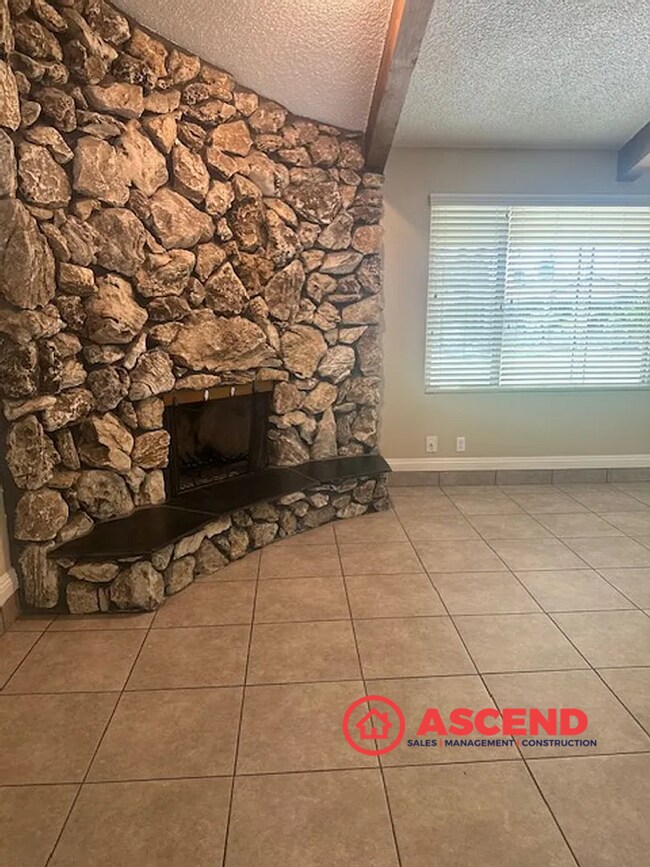 Building Photo - 3 Bed, 2 Bath Home with Fireplace in Northwest Bakersfield