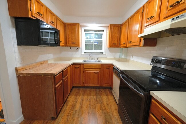 Building Photo - 56 Pleasant St