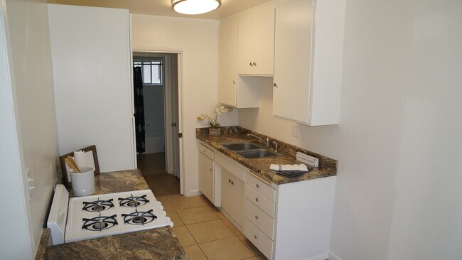 Foto del edificio - 1740 W Ball Rd