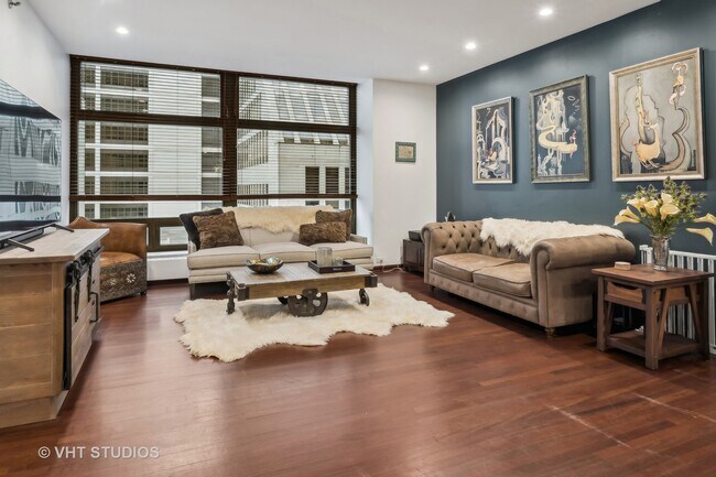 Building Photo - 675 N McClurg Ct