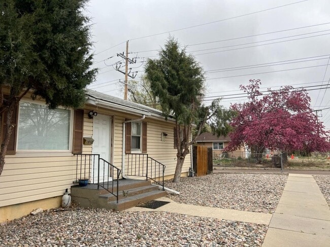 Building Photo - 1512 E Kiowa St