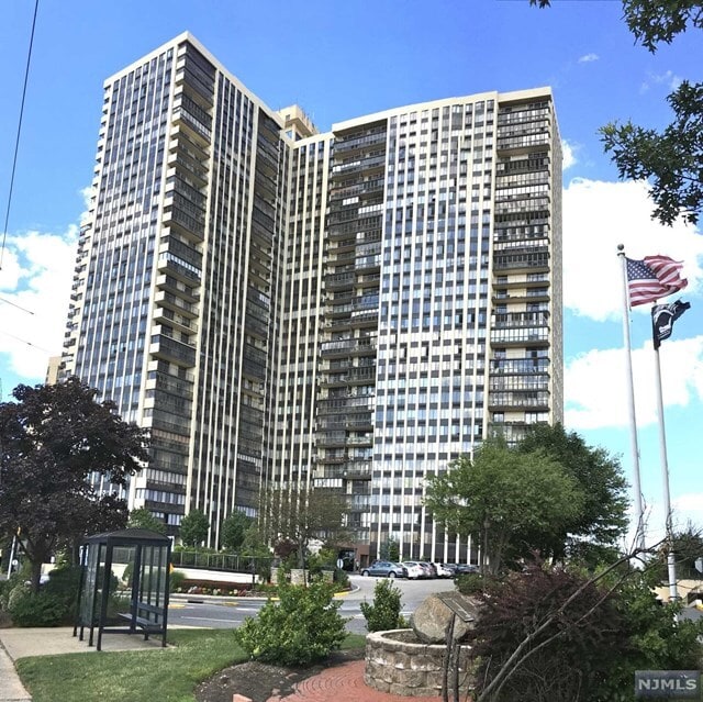 300 Winston Dr Unit 2414, Cliffside Park, NJ 07010 Condo for Rent in