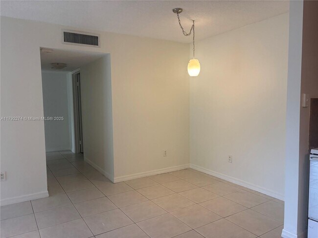 Foto del edificio - 771 NE 199th St