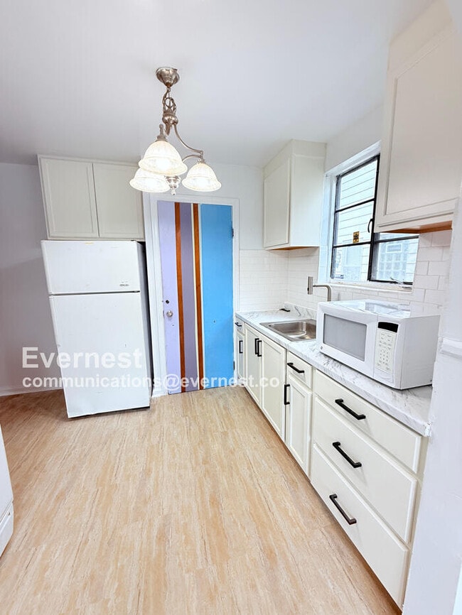Building Photo - 18184 Riopelle St