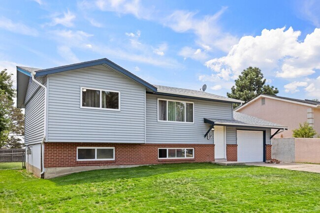 Foto del edificio - 4 bedroom with large backyard