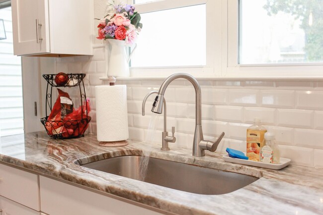 Foto del edificio - Stylish 3-Bed Brick Home in Central VB!
