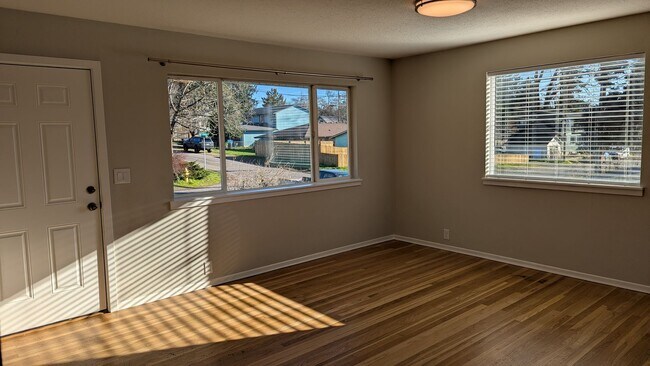 Foto del edificio - 3802/3804 Lincoln Avenue