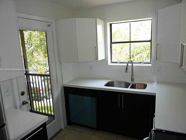 Building Photo - 10500 SW 155th Ct