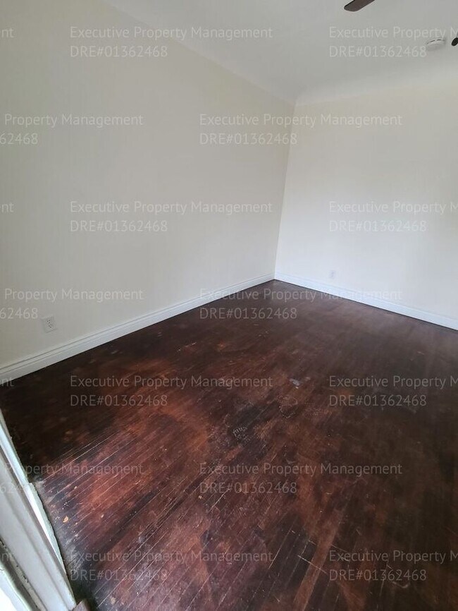 Foto del edificio - 3 bedroom/ 2 bathroom house located in East Bakersfield near a hospital and an elementary school.