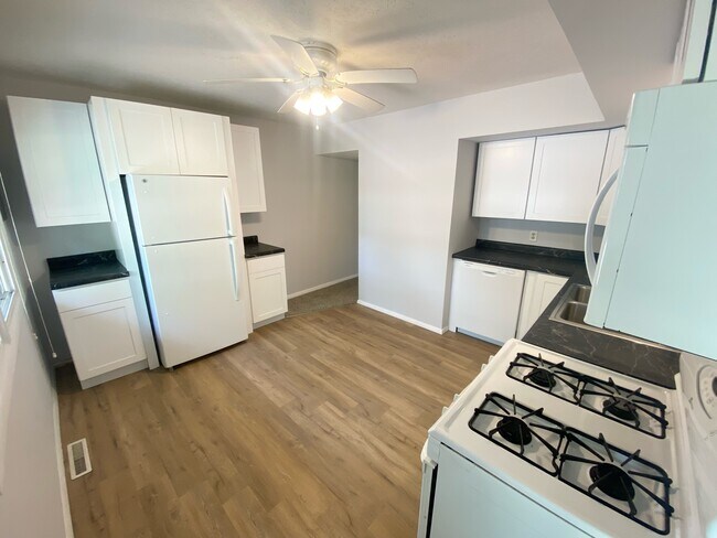 Kitchen - 902 Railroad Ave