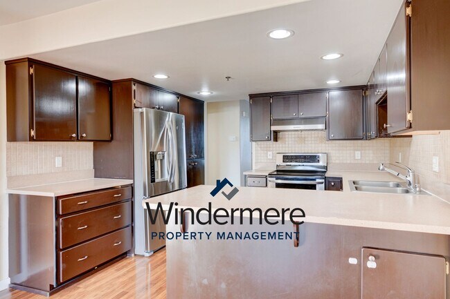 Building Photo - 2 Bed 2 Bath Ground Level Baker View Condo...