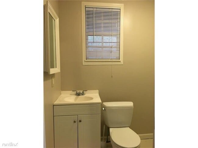 Building Photo - 2 br, 1 bath 4plex - 205 Hampshire Avenue