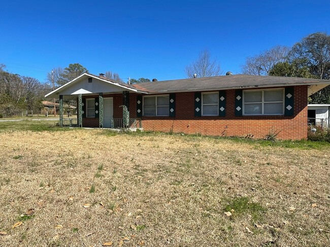 Building Photo - Spacious Three Bedroom House in South Macon