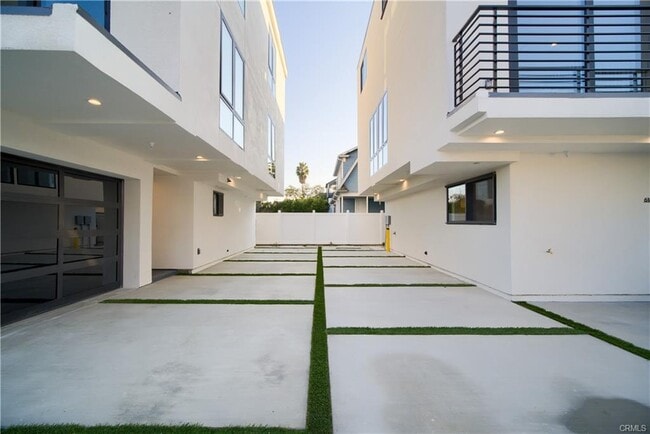 Building Photo - 616 S Mariposa Ave
