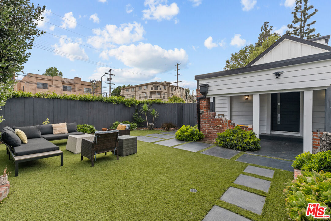 Primary Photo - 11525 Moorpark St