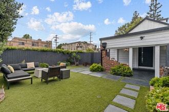 Building Photo - 11525 Moorpark St
