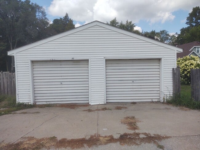 Building Photo - Great house with a big yard
