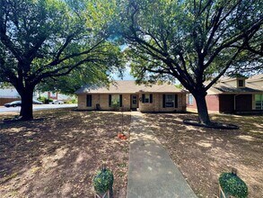 Building Photo - 1015 Thackeray Ln